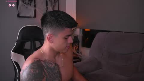 Snapshot of tyler_muscle chatting on 10-11-25, 02:33 David online show from 10-11-25, 02:33