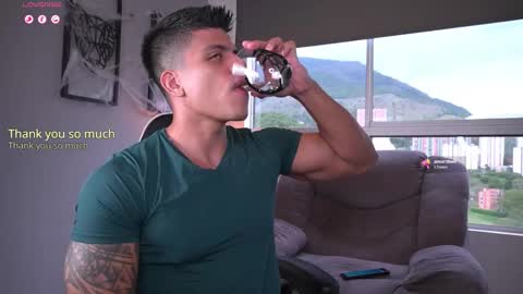 Snapshot of tyler_muscle chatting on 10-11-25, 09:02 David online show from 10-11-25, 09:02