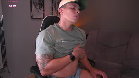 Snapshot of tyler_muscle chatting on 10-15-25, 02:33 David online show from 10-15-25, 02:33