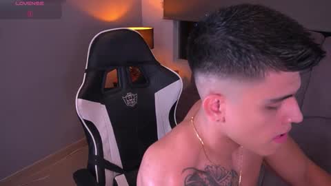 Snapshot of tyler_muscle chatting on 11-06-25, 02:12 David online show from 11-06-25, 02:12