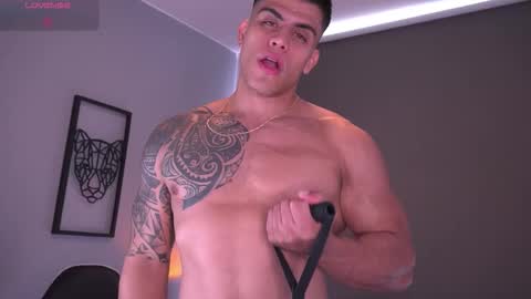 Snapshot of tyler_muscle chatting on 11-06-25, 03:24 David online show from 11-06-25, 03:24