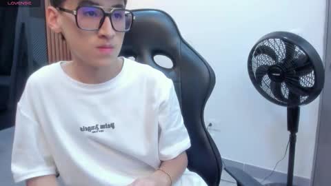 Snapshot of tylerr_cooper_ chatting on 12-18-25, 11:27 Tyler online show from 12-18-25, 11:27