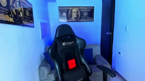 Snapshot of tylerwhiite_ chatting on 03-04-25, 05:32 online show from 03-04-25, 05:32