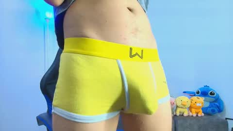 Snapshot of tylerwhiite_ chatting on 11-02-25, 05:43 online show from 11-02-25, 05:43