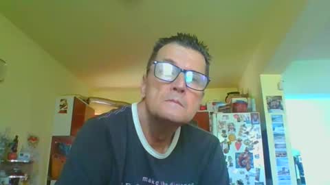 Snapshot of ulmeni4 chatting on 06-07-26, 08:29 ulmeni4 online show from 06-07-26, 08:29