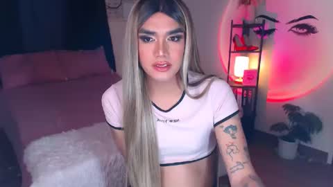 Snapshot of ultimatesexytrans chatting on 02-05-25, 07:10 Alex online show from 02-05-25, 07:10