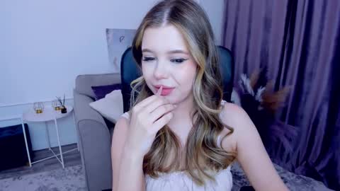 Snapshot of unforgettablalice chatting on 02-19-25, 02:44 Alice online show from 02-19-25, 02:44