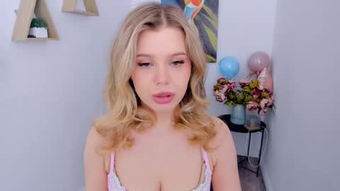 Snapshot of unforgettablalice chatting on 04-28-26, 07:52 Alice online show from 04-28-26, 07:52