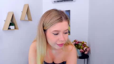 Snapshot of unforgettablalice chatting on 05-16-26, 08:18 Alice online show from 05-16-26, 08:18