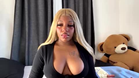 Snapshot of unholybaddie chatting on 12-21-25, 09:05 Unholybaddie online show from 12-21-25, 09:05