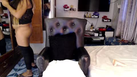 Snapshot of ur_majestyqueen_angelaxxx chatting on 01-09-25, 02:43 QUEEN ANGELA online show from 01-09-25, 02:43