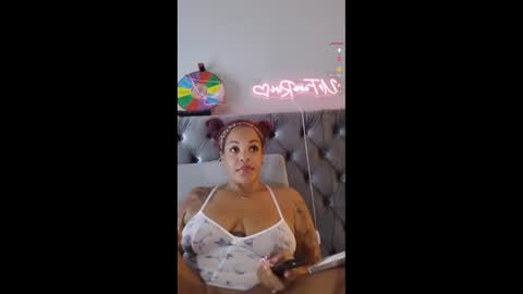 Snapshot of urfaveriri chatting on 10-17-25, 09:34 urfaveriri online show from 10-17-25, 09:34