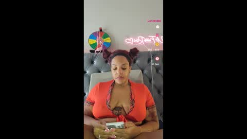 Snapshot of urfaveriri chatting on 10-20-25, 12:05 urfaveriri online show from 10-20-25, 12:05