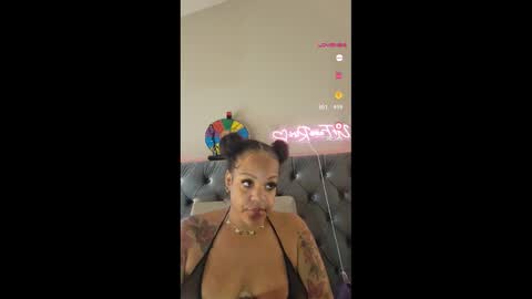 Snapshot of urfaveriri chatting on 10-31-25, 12:06 urfaveriri online show from 10-31-25, 12:06