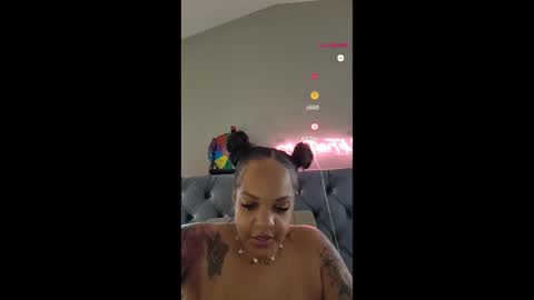 Snapshot of urfaveriri chatting on 11-08-25, 03:23 urfaveriri online show from 11-08-25, 03:23