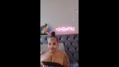 Snapshot of urfaveriri chatting on 11-10-25, 05:23 urfaveriri online show from 11-10-25, 05:23