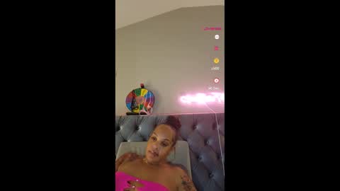 Snapshot of urfaveriri chatting on 11-15-25, 10:12 urfaveriri online show from 11-15-25, 10:12