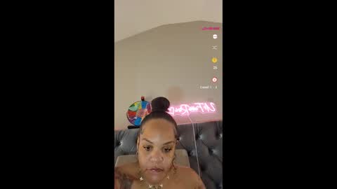 Snapshot of urfaveriri chatting on 11-21-25, 01:54 urfaveriri online show from 11-21-25, 01:54