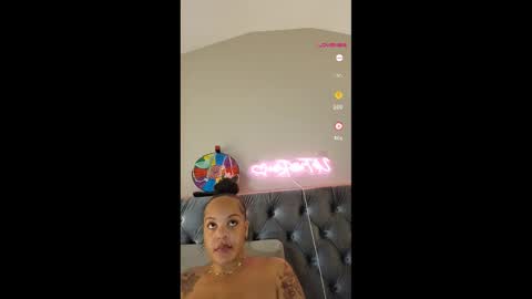 Snapshot of urfaveriri chatting on 11-23-25, 12:27 urfaveriri online show from 11-23-25, 12:27