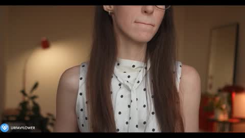 Snapshot of urfavflwers chatting on 11-15-25, 01:29 Aleksandra online show from 11-15-25, 01:29