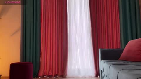 Snapshot of urgoddessjenny chatting on 09-11-25, 12:27 Jenny online show from 09-11-25, 12:27