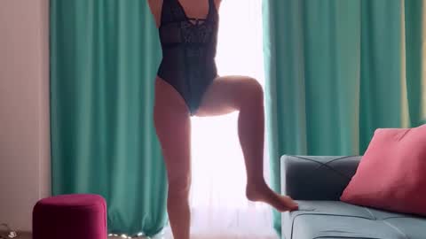 Snapshot of urgoddessjenny chatting on 10-09-25, 11:30 Jenny online show from 10-09-25, 11:30