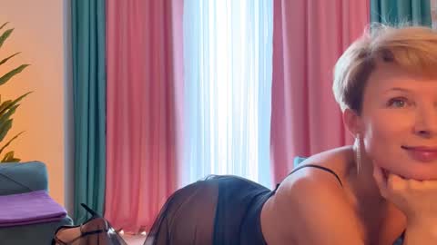 Snapshot of urgoddessjenny chatting on 10-15-25, 12:05 Jenny online show from 10-15-25, 12:05