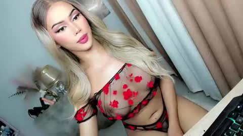 Snapshot of urlovelyangelts chatting on 10-21-25, 05:35 ANGEL online show from 10-21-25, 05:35