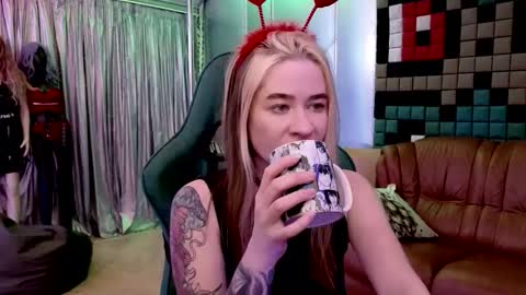 Snapshot of uvrays999 chatting on 02-02-26, 08:40 Leila online show from 02-02-26, 08:40