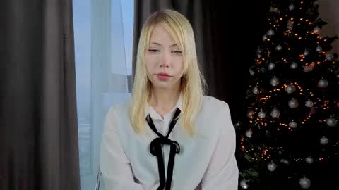 Snapshot of uwu_flower chatting on 02-14-26, 12:13 Chloe online show from 02-14-26, 12:13