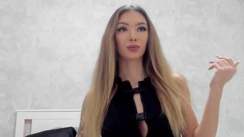 Snapshot of v_deville chatting on 09-19-25, 08:16 Mia online show from 09-19-25, 08:16