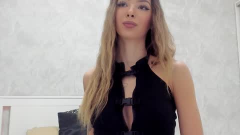 Snapshot of v_deville chatting on 10-27-25, 08:51 Mia online show from 10-27-25, 08:51