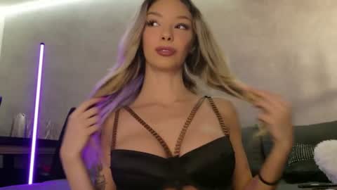 Snapshot of v_deville chatting on 07-01-26, 03:41 Mia online show from 07-01-26, 03:41