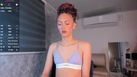 Snapshot of v_suckscock chatting on 10-28-25, 01:47 online show from 10-28-25, 01:47