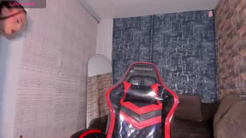 Snapshot of v_suckscock chatting on 11-13-25, 01:10 online show from 11-13-25, 01:10