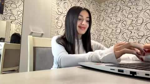 Snapshot of vadadasinger chatting on 05-30-26, 08:33 Kiki online show from 05-30-26, 08:33