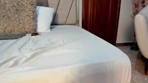 Snapshot of vaialowell chatting on 02-14-26, 06:15 VaiaLowell online show from 02-14-26, 06:15