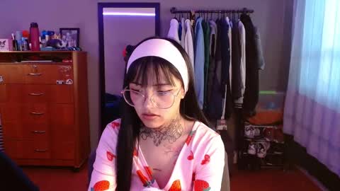 Snapshot of val_azuna chatting on 12-22-25, 02:36 valentina online show from 12-22-25, 02:36
