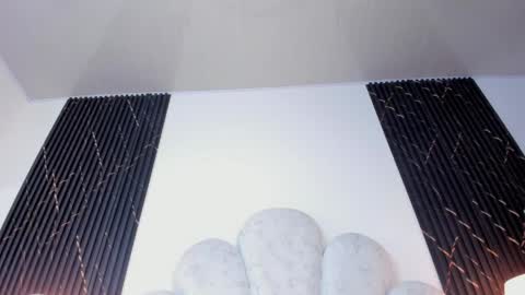 Snapshot of valenrosse_ chatting on 04-25-26, 01:41 Valen online show from 04-25-26, 01:41