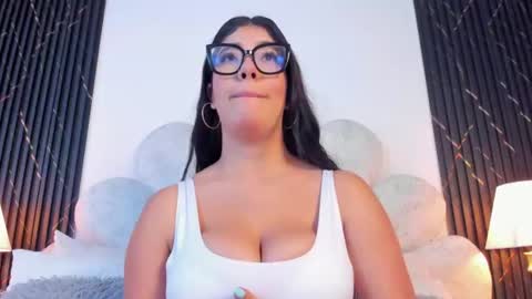 Snapshot of valenrosse_ chatting on 07-13-26, 11:02 Valen online show from 07-13-26, 11:02