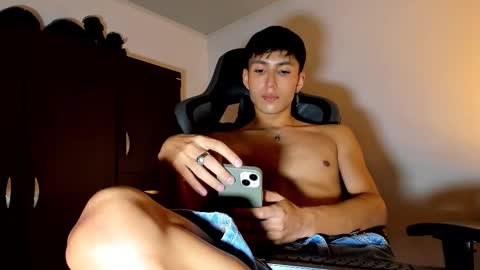 Snapshot of valenteaurum chatting on 12-20-25, 01:02 valentean online show from 12-20-25, 01:02