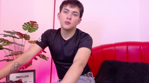 Snapshot of valentin_00 chatting on 11-16-25, 03:45 Valentin online show from 11-16-25, 03:45