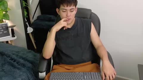 Snapshot of valentin_00 chatting on 11-20-25, 04:01 Valentin online show from 11-20-25, 04:01