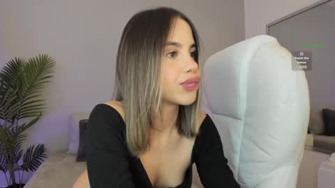 Snapshot of valentina_m17 chatting on 01-23-25, 11:36 VALENTINA online show from 01-23-25, 11:36