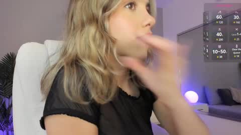 Snapshot of valentina_m17 chatting on 03-11-25, 11:48 VALENTINA online show from 03-11-25, 11:48