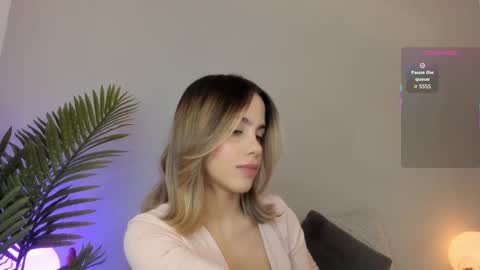 Snapshot of valentina_m17 chatting on 09-14-25, 01:05 VALENTINA online show from 09-14-25, 01:05