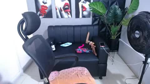 Snapshot of valentina_mature chatting on 05-06-26, 04:45 Valentina online show from 05-06-26, 04:45