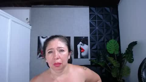 Snapshot of valentina_mature chatting on 05-30-26, 10:40 Valentina online show from 05-30-26, 10:40