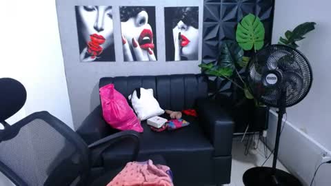 Snapshot of valentina_mature chatting on 06-16-26, 11:18 Valentina online show from 06-16-26, 11:18