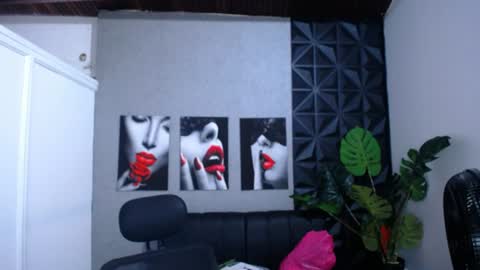 Snapshot of valentina_mature chatting on 06-19-26, 09:40 Valentina online show from 06-19-26, 09:40